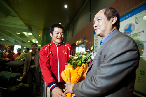 Trưởng đoàn Lê Minh Hà nhận hoa tại sân bay. Trưởng đoàn Lê Minh Hà nhận hoa tại sân bay