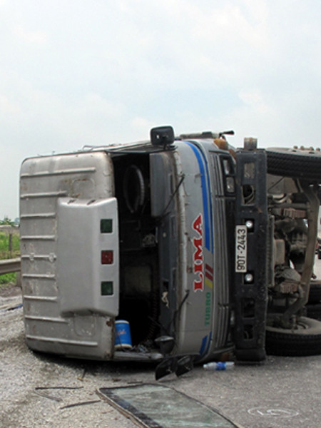 Chiếc xe ben lật ngửa giữa đường