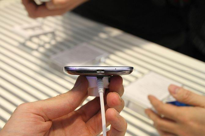 Cạnh dưới chỉ xuất hiện cổng miniUSB để sạc pin