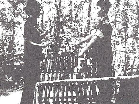 Nguyễn Quốc Hải, bí danh Nguyễn Quang Phục (bên trái) trao súng cho Hà Văn Lâm tại căn cứ huấn luyện khủng bố