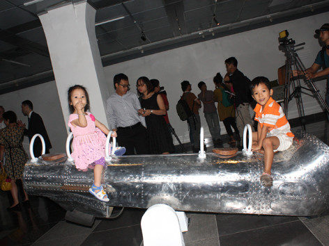 Bập bênh được làm từ xác máy bay. Anh: dã huệ