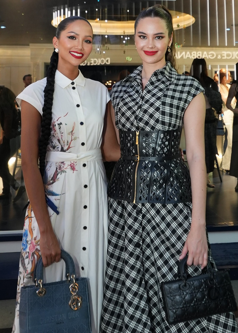 Hoa hậu H’Hen Niê nổi bật khi đứng cạnh mỹ nhân Catriona Gray nhờ làn da bánh mật và tóc tết cuốn hút.