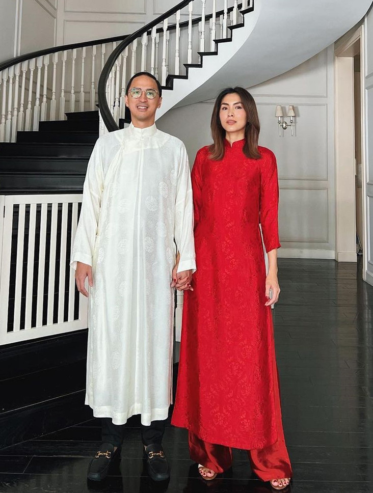 Sánh đôi cùng ông xã trong ngày Tết, Hà Tăng chọn áo dài suông. Nhìn cô vừa nhã nhặn nhưng vẫn rất sang trọng trong bộ áo dài đỏ nổi bật. Sánh đôi cùng ông xã trong ngày Tết, Hà Tăng chọn áo dài suông. Nhìn cô vừa nhã nhặn nhưng vẫn rất sang trọng trong bộ áo dài đỏ nổi bật.