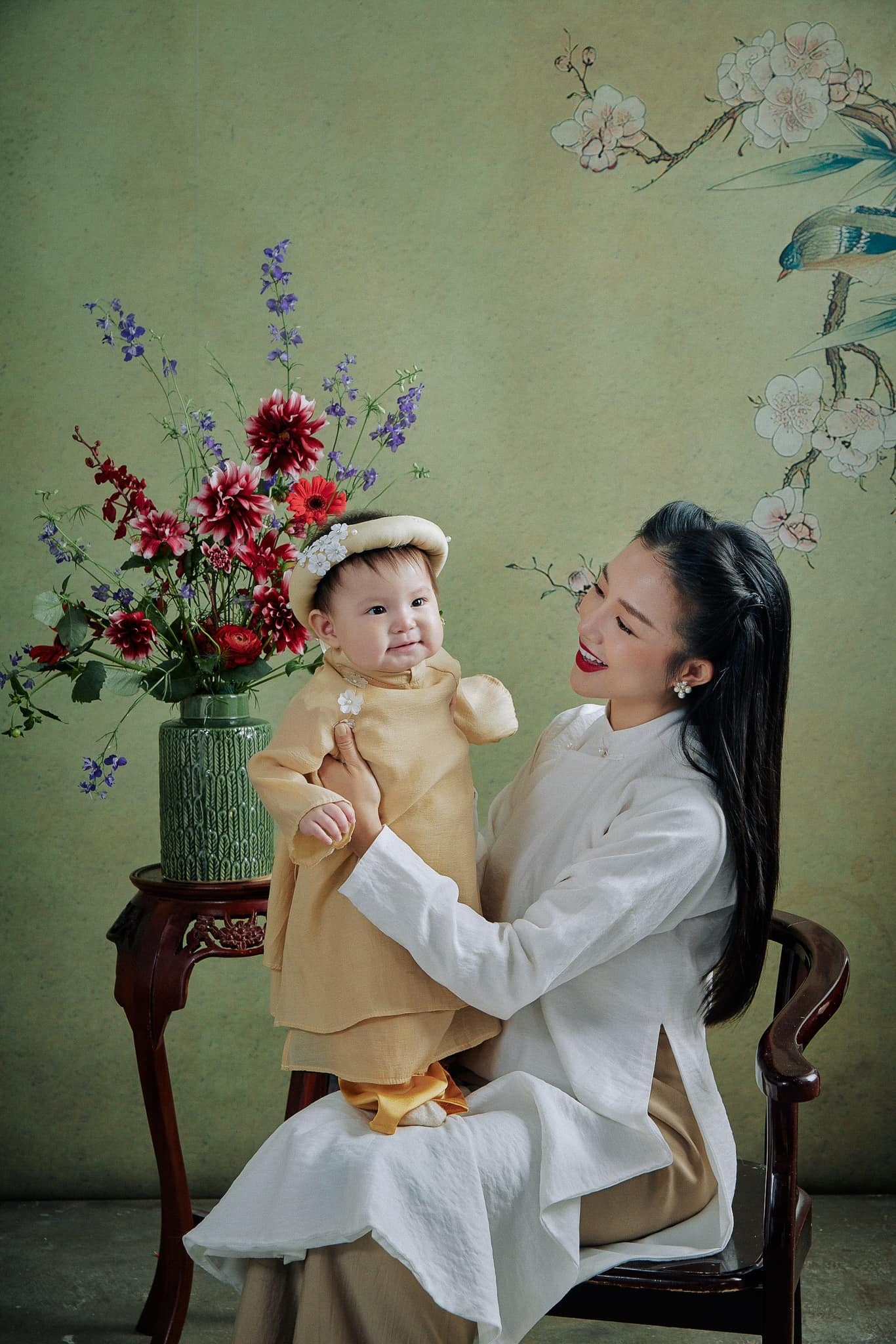 Salim và con gái xuất hiện trong tà áo dài truyền thống đơn giản. Salim và con gái xuất hiện trong tà áo dài truyền thống đơn giản.