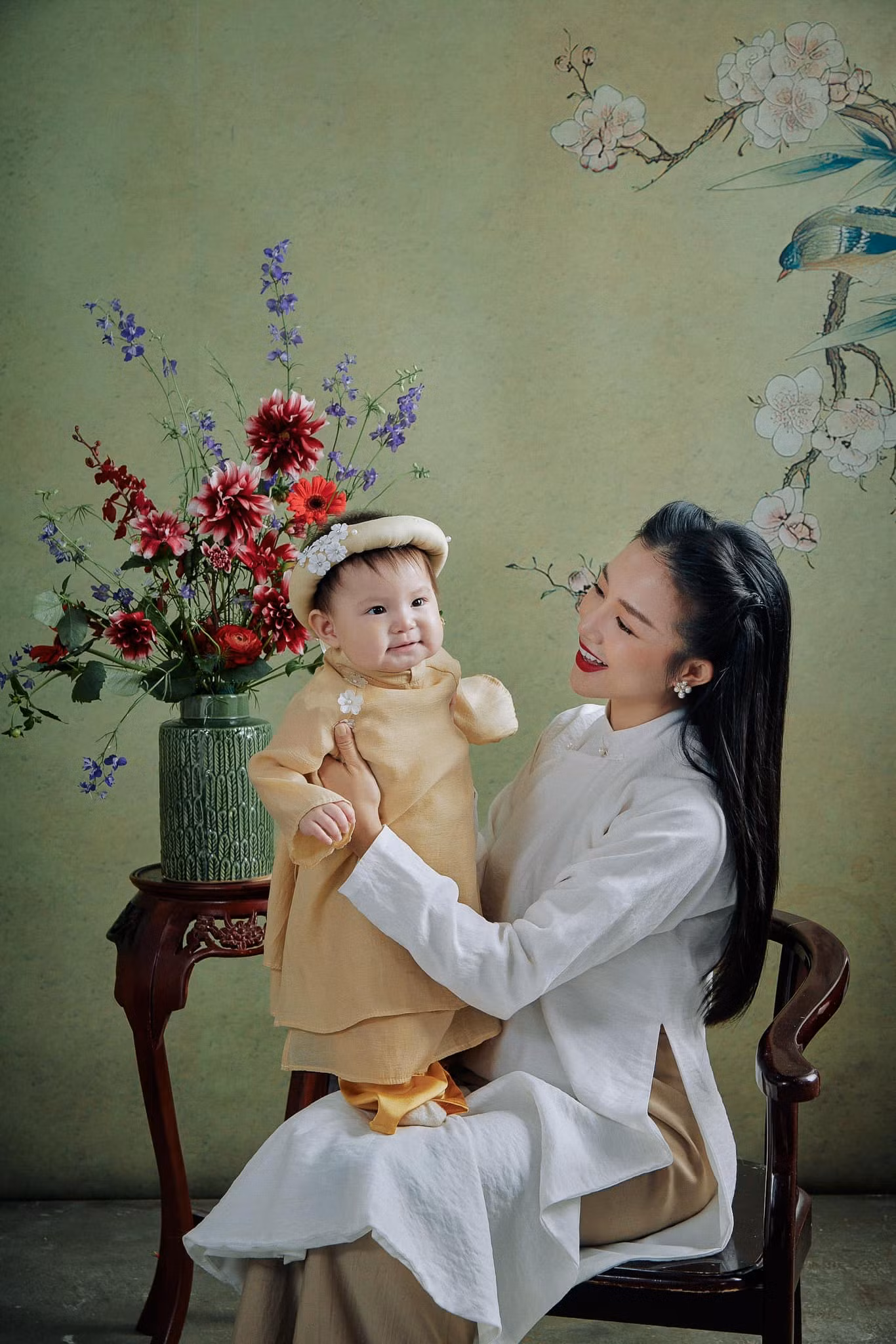 Salim và con gái xuất hiện trong tà áo dài truyền thống đơn giản.
