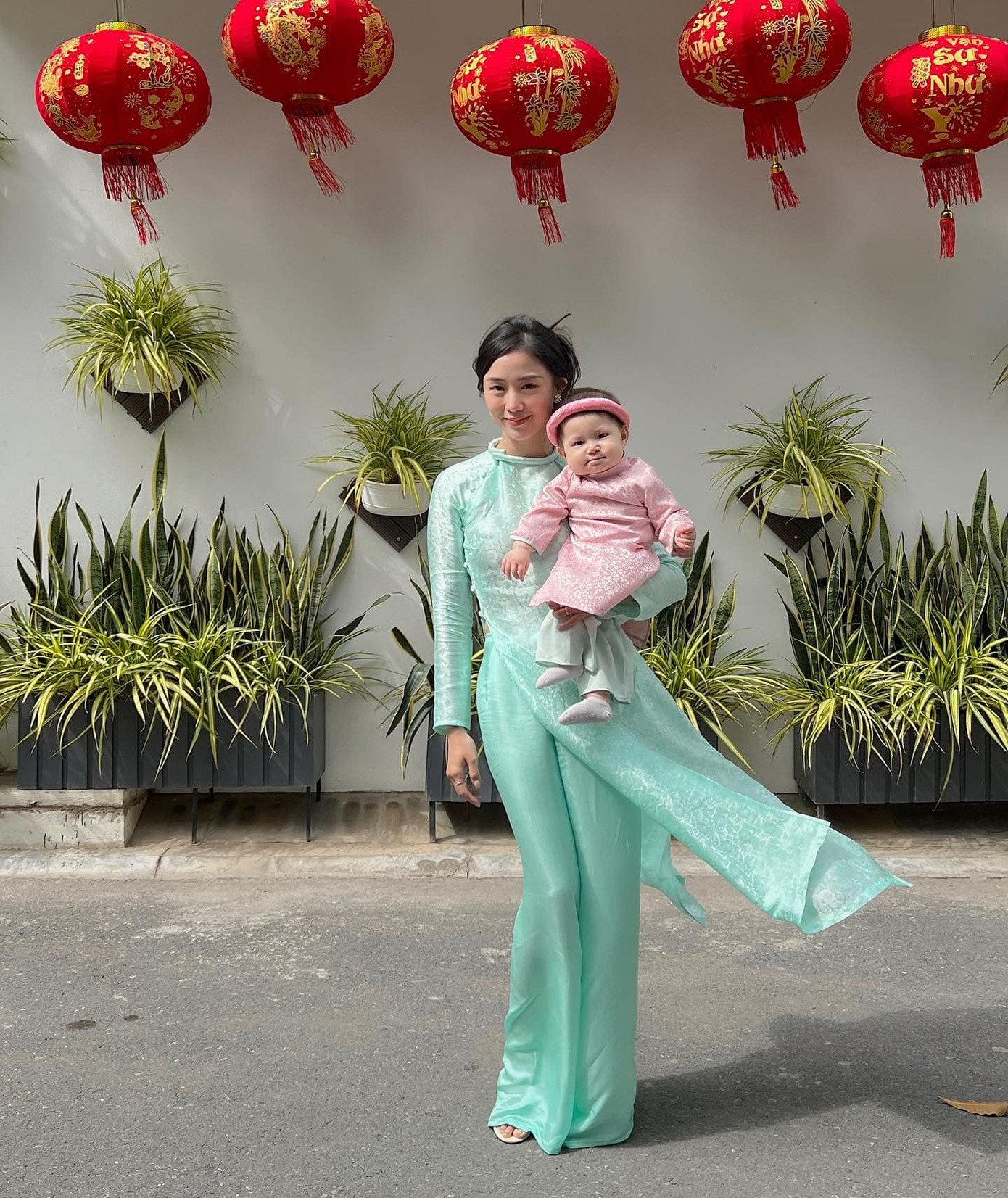 Diện áo dài có kiểu dáng giống mẹ thế nhưng loạt biểu cảm đáng yêu của "Pam yêu ơi" khi đối diện với ống kính máy ảnh khiến nhiều netizen tan chảy. Diện áo dài có kiểu dáng giống mẹ thế nhưng loạt biểu cảm đáng yêu của "Pam yêu ơi" khi đối diện với ống kính máy ảnh khiến nhiều netizen tan chảy.