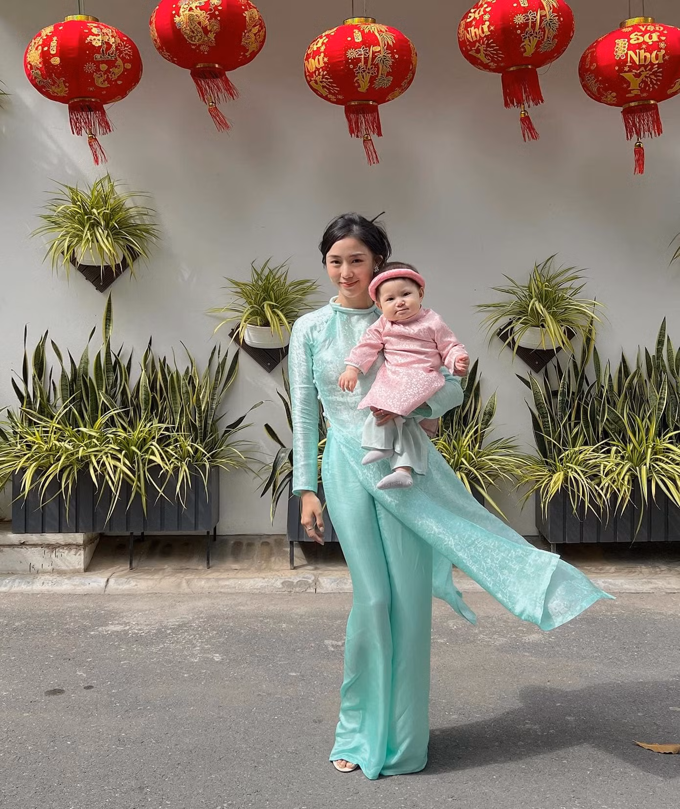 Diện áo dài có kiểu dáng giống mẹ thế nhưng loạt biểu cảm đáng yêu của "Pam yêu ơi" khi đối diện với ống kính máy ảnh khiến nhiều netizen tan chảy.