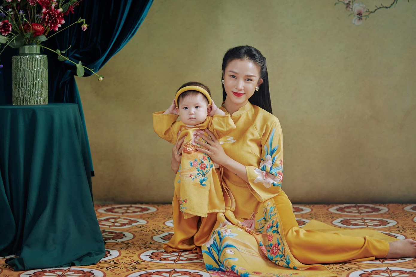 Áo dài truyền thống được nữ diễn viên tích cực lăng xê. Áo dài truyền thống được nữ diễn viên tích cực lăng xê.