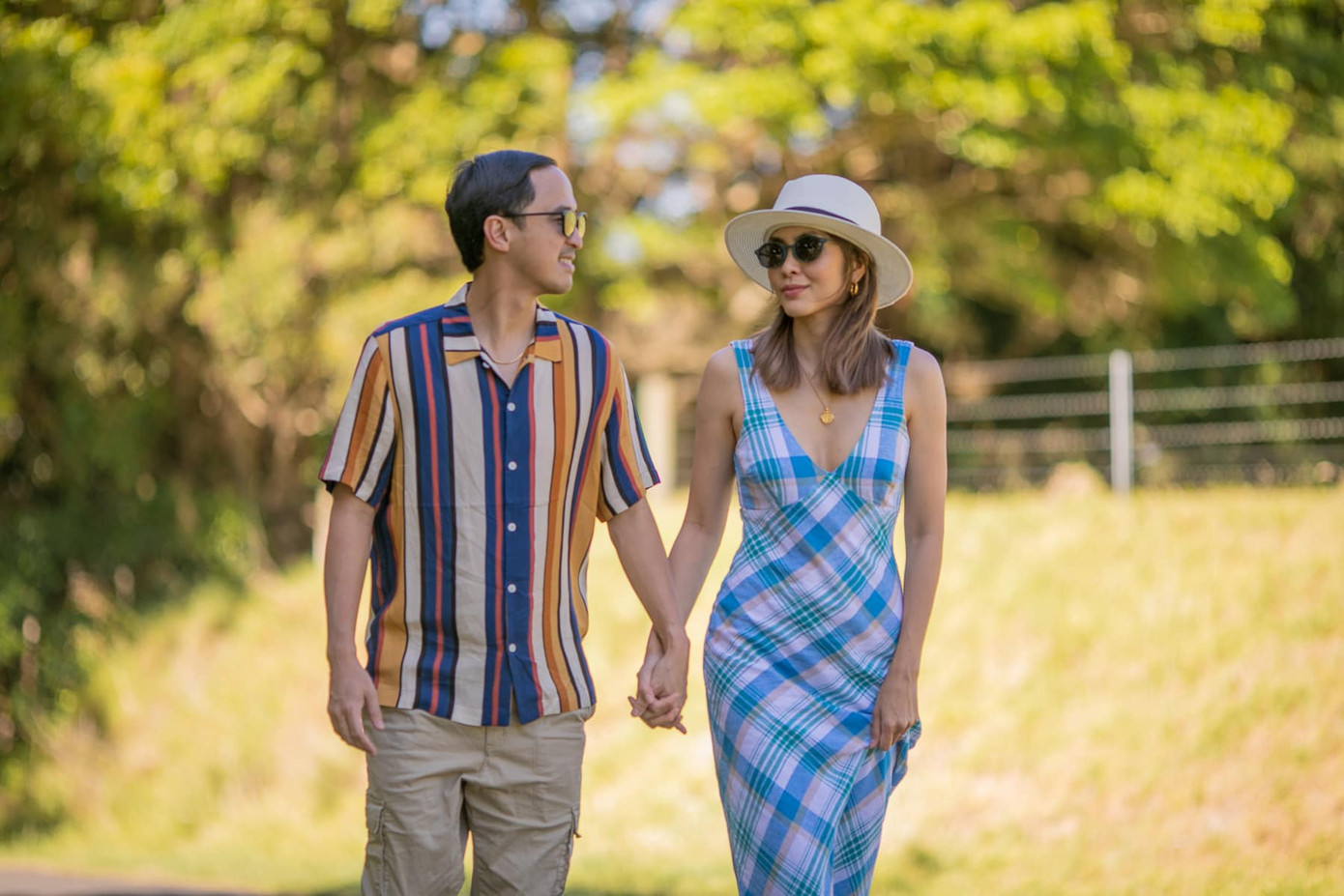 Trong mỗi chuyến du lịch, gu thời trang rất hợp cạ của Hà Tăng và ông xã khiến netizen phải tấm tắc khen ngợi. Trong mỗi chuyến du lịch, gu thời trang rất hợp cạ của Hà Tăng và ông xã khiến netizen phải tấm tắc khen ngợi.