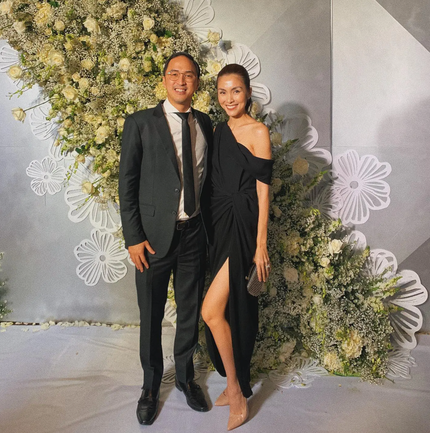 Chiếc váy dạ hội với tông đen yêu thích cùng kiểu dáng nữ tính mềm mại khi dự đám cưới của Hà Tăng được netizen hết lời khen ngợi. Chiếc váy dạ hội với tông đen yêu thích cùng kiểu dáng nữ tính mềm mại khi dự đám cưới của Hà Tăng được netizen hết lời khen ngợi.