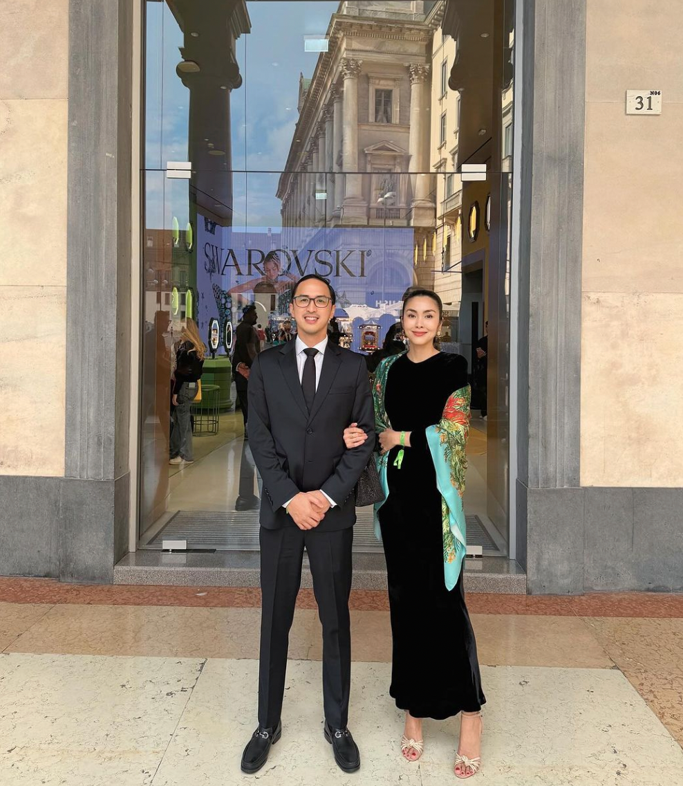 Mới đây, khi xuất hiện cùng chồng tại một sự kiện ở châu Âu, Tăng Thanh Hà khiến cộng đồng mạng trầm trồ với chiếc đầm tone đen và khăn choàng quý phái. Mới đây, khi xuất hiện cùng chồng tại một sự kiện ở châu Âu, Tăng Thanh Hà khiến cộng đồng mạng trầm trồ với chiếc đầm tone đen và khăn choàng quý phái.