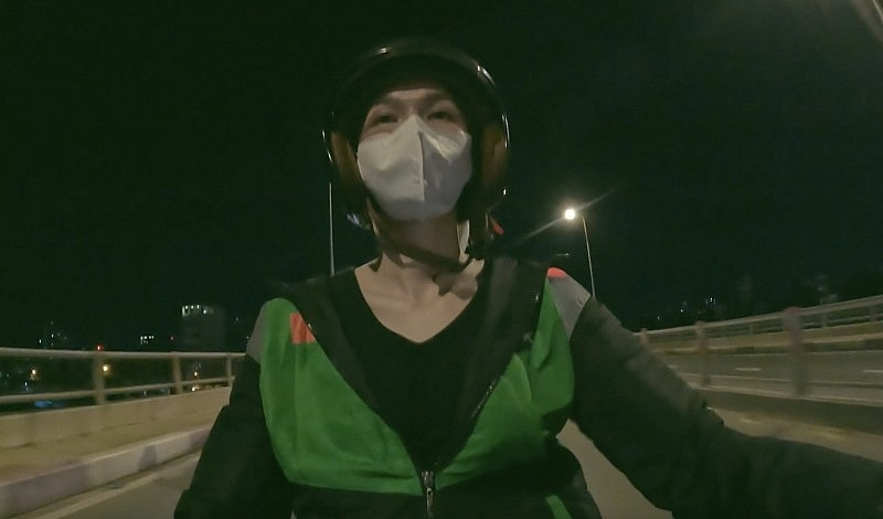 Thùy Tiên hóa thân thành xe ôm công nghệ trong dự án "Đu đêm".