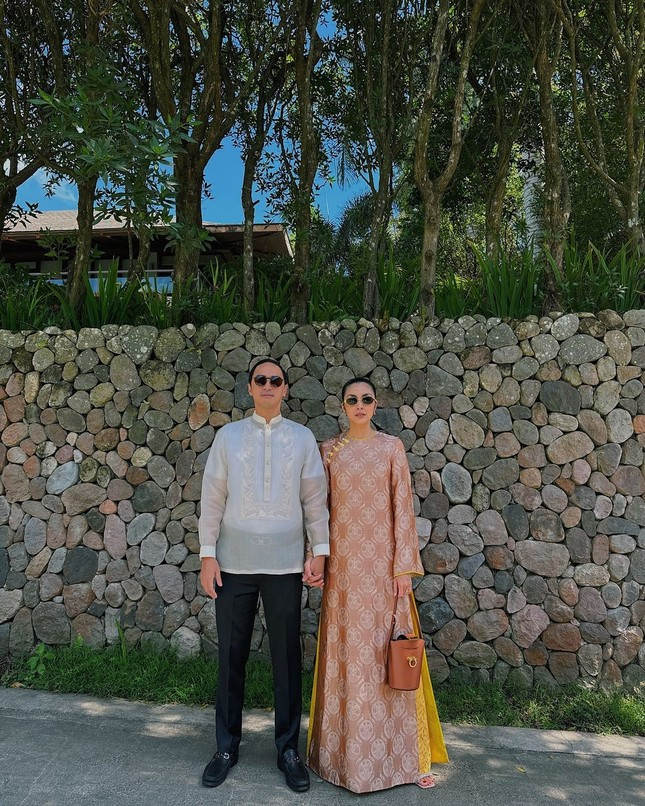 Khi đi dự đám cưới em chồng, Hà Tăng chọn áo dài truyền thống để sánh bước cùng chồng. Khi đi dự đám cưới em chồng, Hà Tăng chọn áo dài truyền thống để sánh bước cùng chồng.