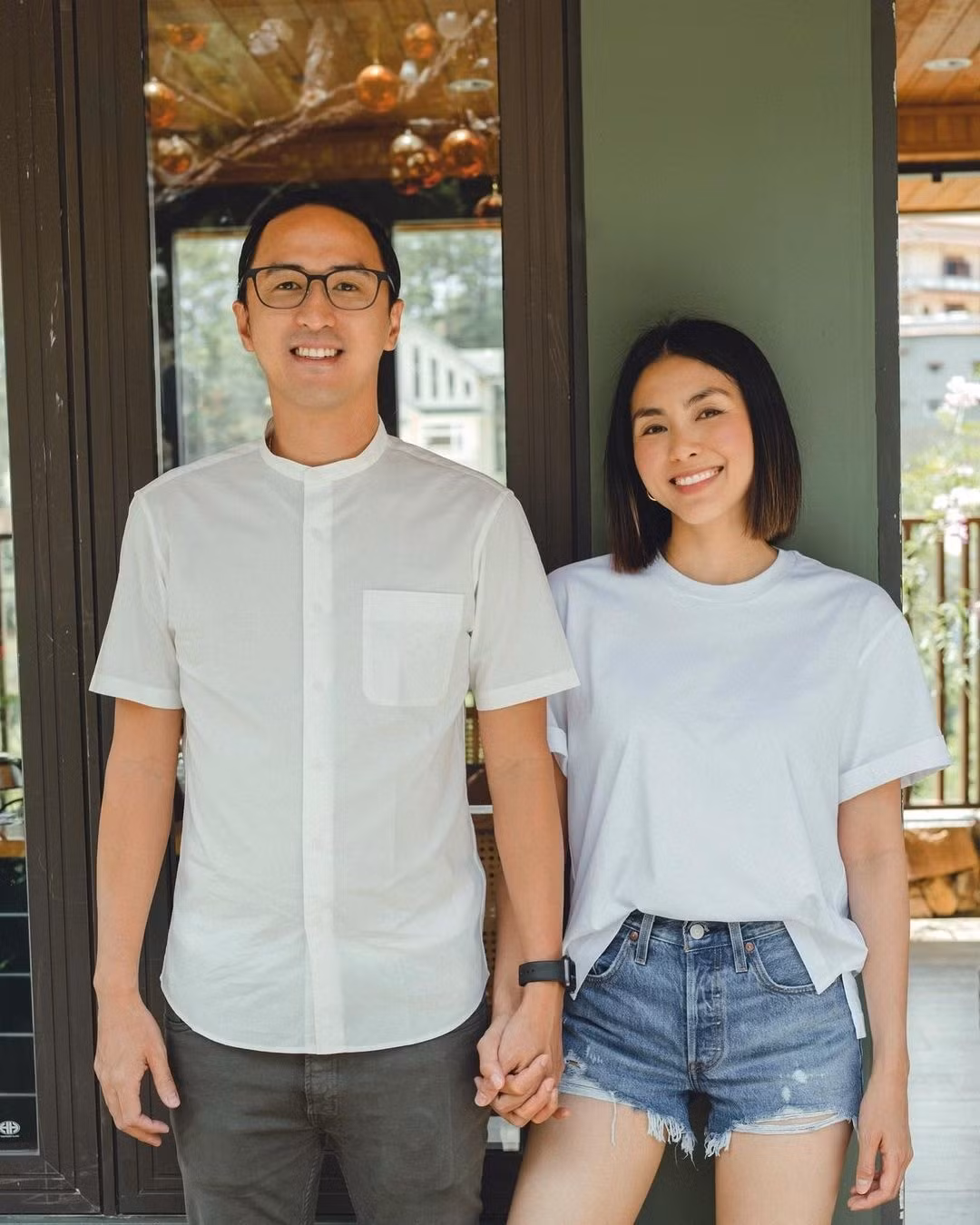 Với áo thun trắng, cô thường kết hợp với quần soóc denim để tạo hình ảnh trẻ trung.