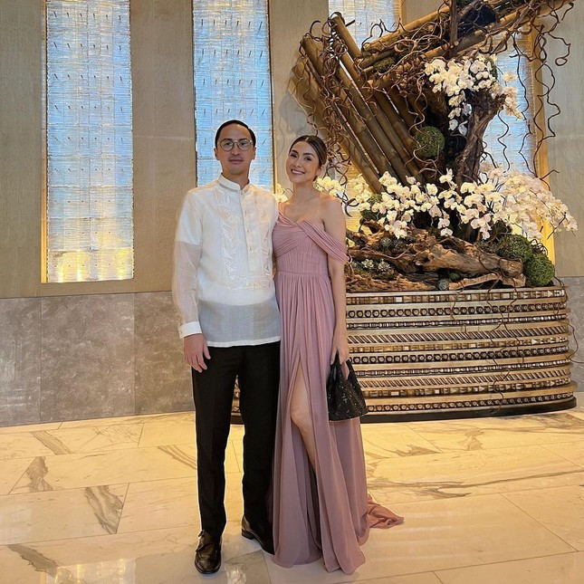 Tăng Thanh Hà gây ấn tượng khi chuyển hướng sang các thiết kế tối giản với tông màu trung tính. Nữ diễn viên cũng rất tiết chế phụ kiện, thường chỉ cầm thêm túi xách. Tăng Thanh Hà gây ấn tượng khi chuyển hướng sang các thiết kế tối giản với tông màu trung tính. Nữ diễn viên cũng rất tiết chế phụ kiện, thường chỉ cầm thêm túi xách.