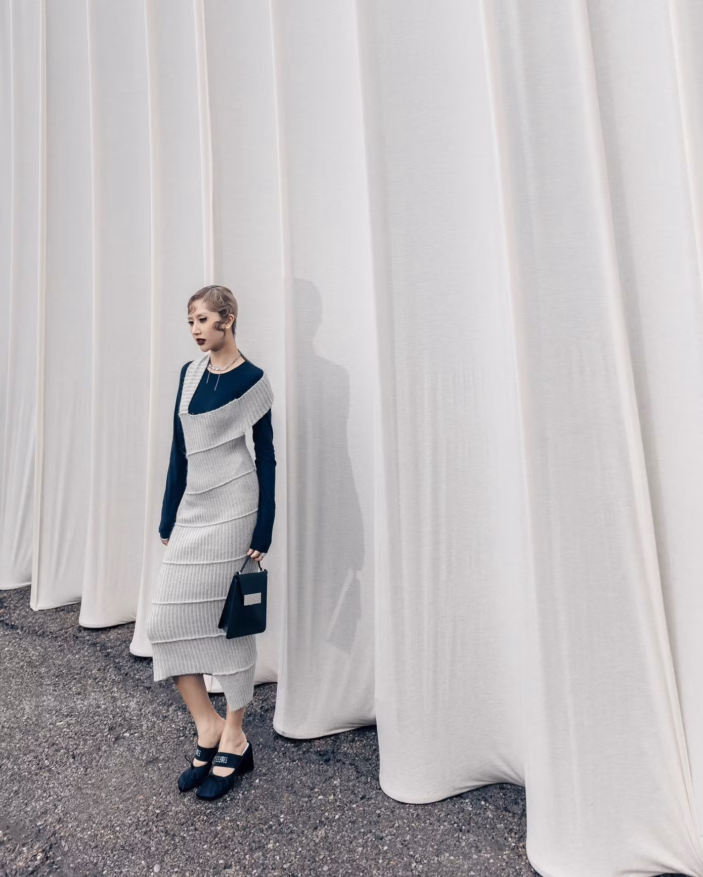 Nàng fashionista chọn phối đồ và phụ kiện với 2 tone màu chủ đạo be - đen.