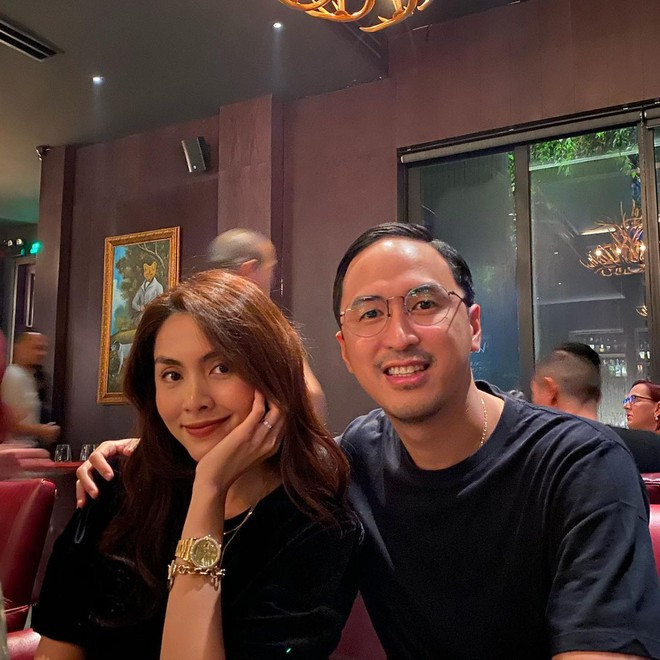 Bà xã Louis Nguyễn chú trọng nhấn nhá vào phụ kiện như đồng hồ, lắc tay hay nhẫn. Bà xã Louis Nguyễn chú trọng nhấn nhá vào phụ kiện như đồng hồ, lắc tay hay nhẫn.