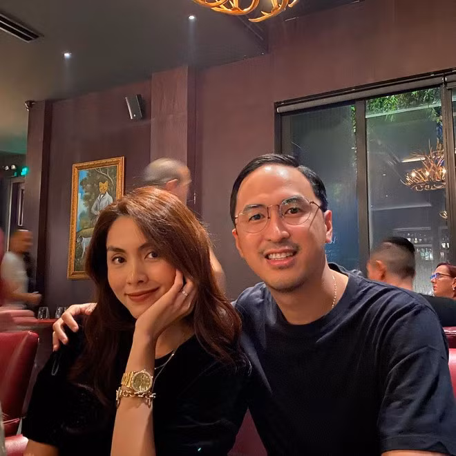 Bà xã Louis Nguyễn chú trọng nhấn nhá vào phụ kiện như đồng hồ, lắc tay hay nhẫn.