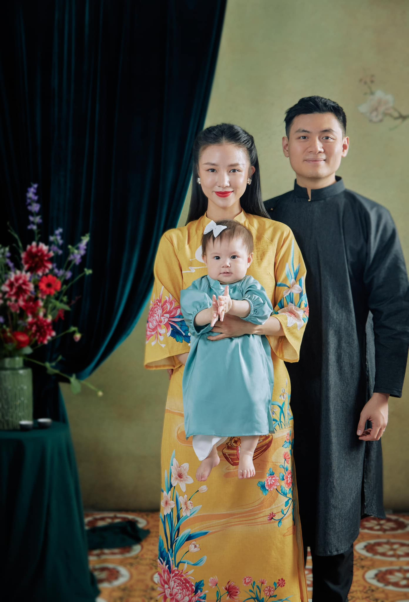 Hai mẹ con nổi bật với áo dài họa tiết hoa, trong khi con gái chiếm trọn spotlight với áo dài xanh, thì mẹ Salim lại thu hút với tà áo dài cùng mái tóc dài xinh đẹp. Hai mẹ con nổi bật với áo dài họa tiết hoa, trong khi con gái chiếm trọn spotlight với áo dài xanh, thì mẹ Salim lại thu hút với tà áo dài cùng mái tóc dài xinh đẹp.