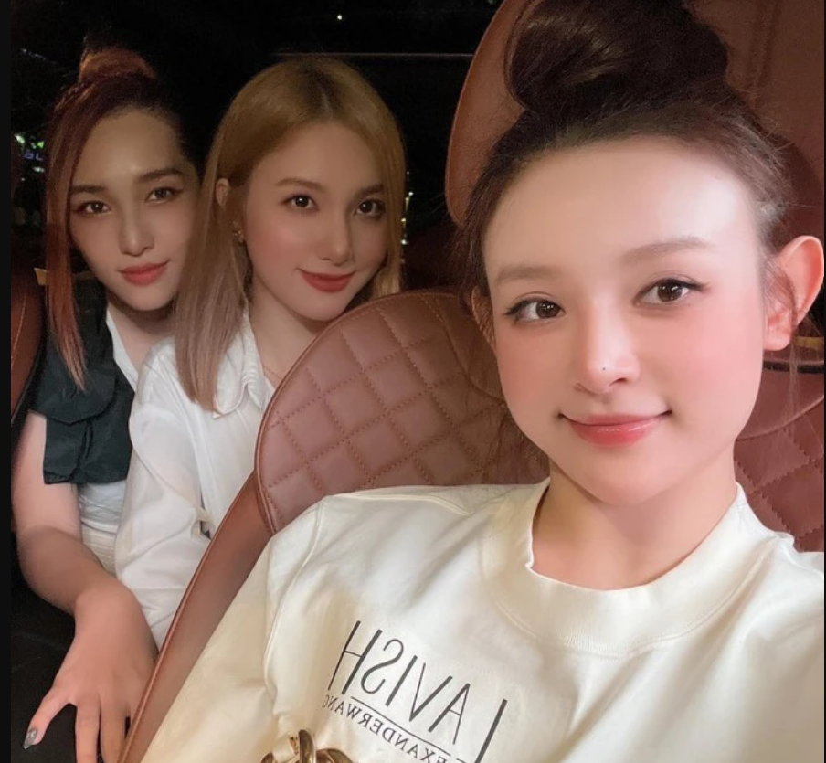 Ba cô bạn thường xuyên gặp gỡ, ăn uống và du lịch cùng nhau.