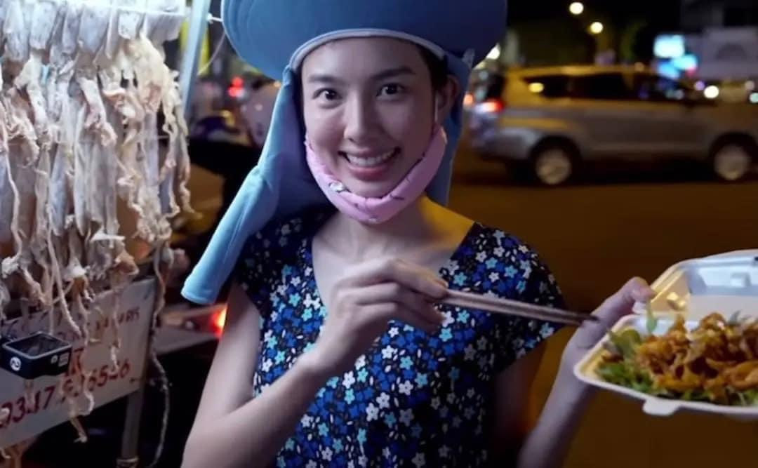 Trải nghiệm bán khô mực gần khu vực Nhà thờ Đức Bà của Hoa hậu Thùy Tiên.