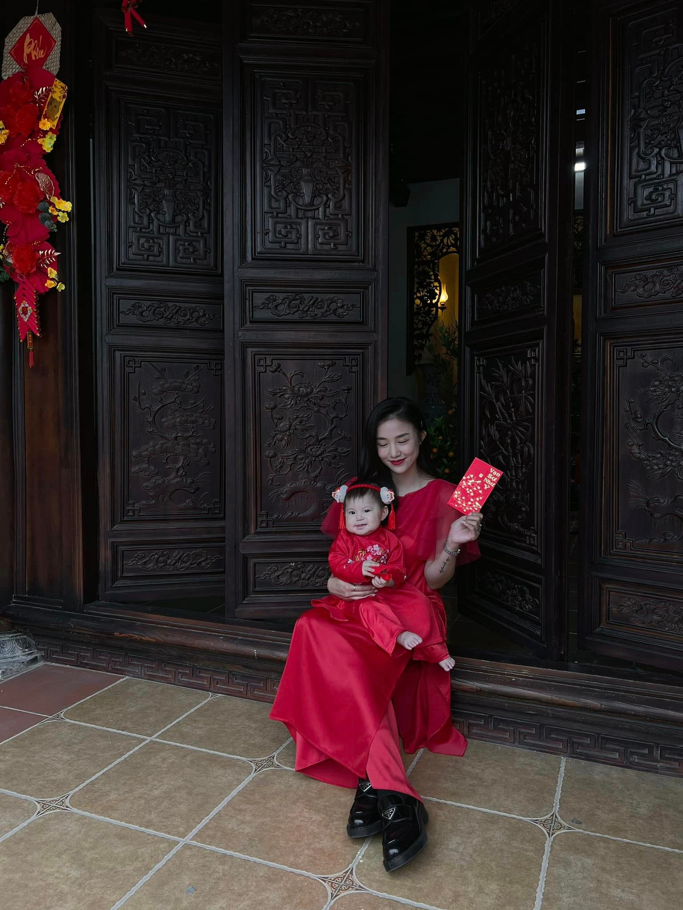 Chọn màu đỏ làm chủ đạo, Salim diện áo dài cách tân với phần cổ áo được xếp lớp bồng bềnh trẻ trung. Chọn màu đỏ làm chủ đạo, Salim diện áo dài cách tân với phần cổ áo được xếp lớp bồng bềnh trẻ trung.