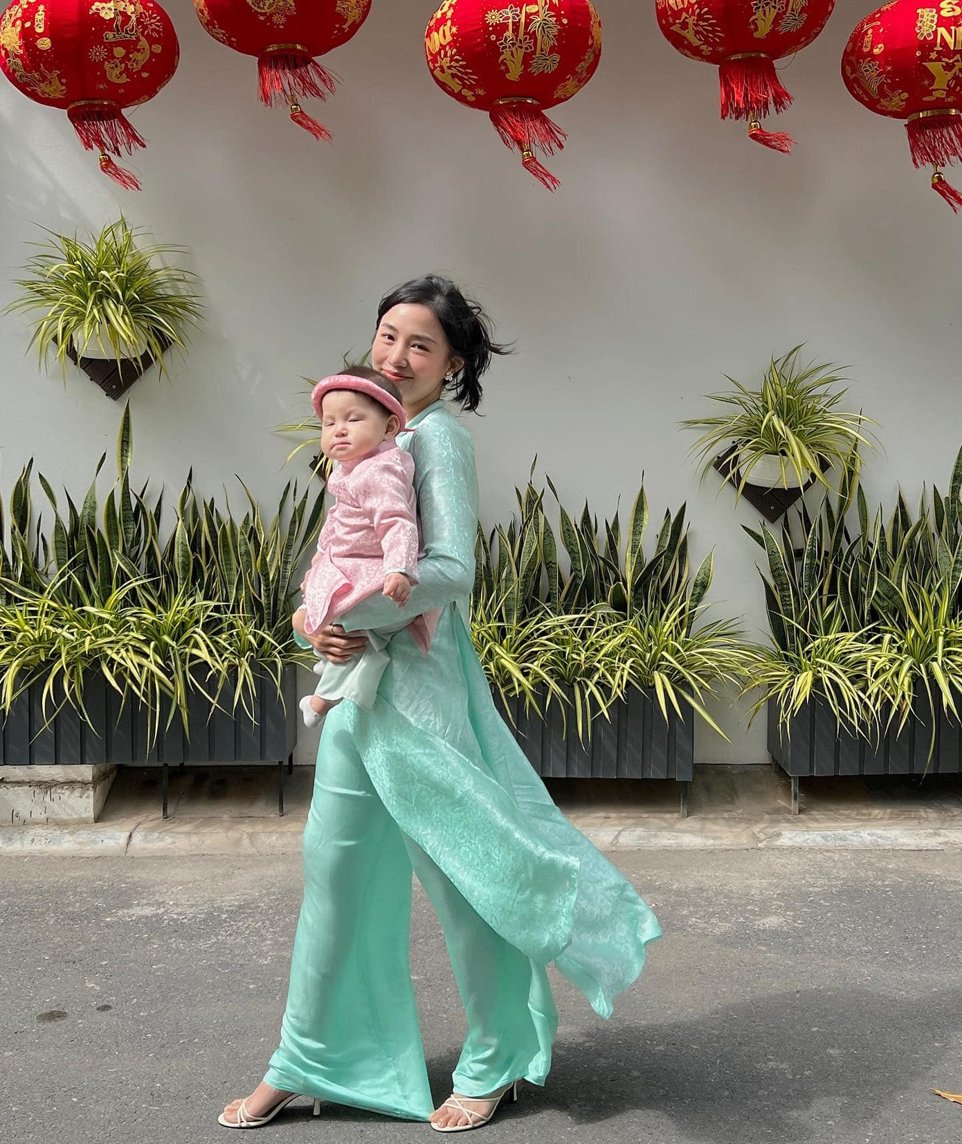 Hai bộ áo dài xanh và hồng tươi tắn cùng chất liệu lụa mềm mại khiến hai mẹ con người đẹp trông vô cùng dịu dàng, đằm thắm. Hai bộ áo dài xanh và hồng tươi tắn cùng chất liệu lụa mềm mại khiến hai mẹ con người đẹp trông vô cùng dịu dàng, đằm thắm.