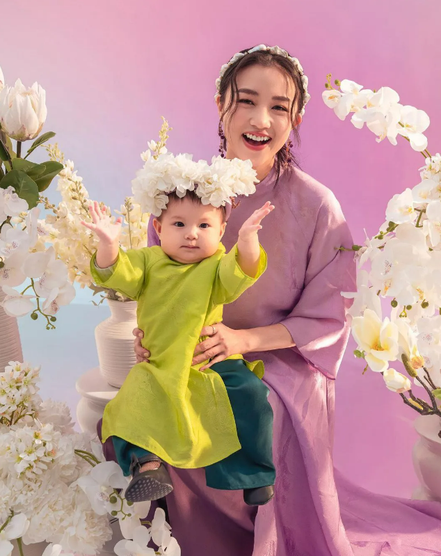 Hai mẹ con Salim rạng rỡ trong bộ áo dài màu tím nhạt nhẹ nhàng và màu xanh lá nổi bật. Hai mẹ con Salim rạng rỡ trong bộ áo dài màu tím nhạt nhẹ nhàng và màu xanh lá nổi bật.