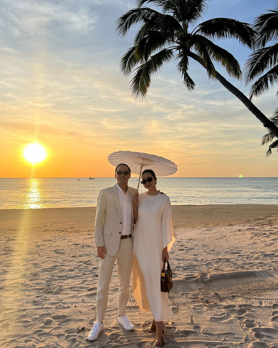 Mỹ nhân Việt chuộng tông màu trắng cơ bản, tiết chế cắt xẻ và thường tạo điểm nhấn bằng trang sức hay túi xách hàng hiệu. Mỹ nhân Việt chuộng tông màu trắng cơ bản, tiết chế cắt xẻ và thường tạo điểm nhấn bằng trang sức hay túi xách hàng hiệu.