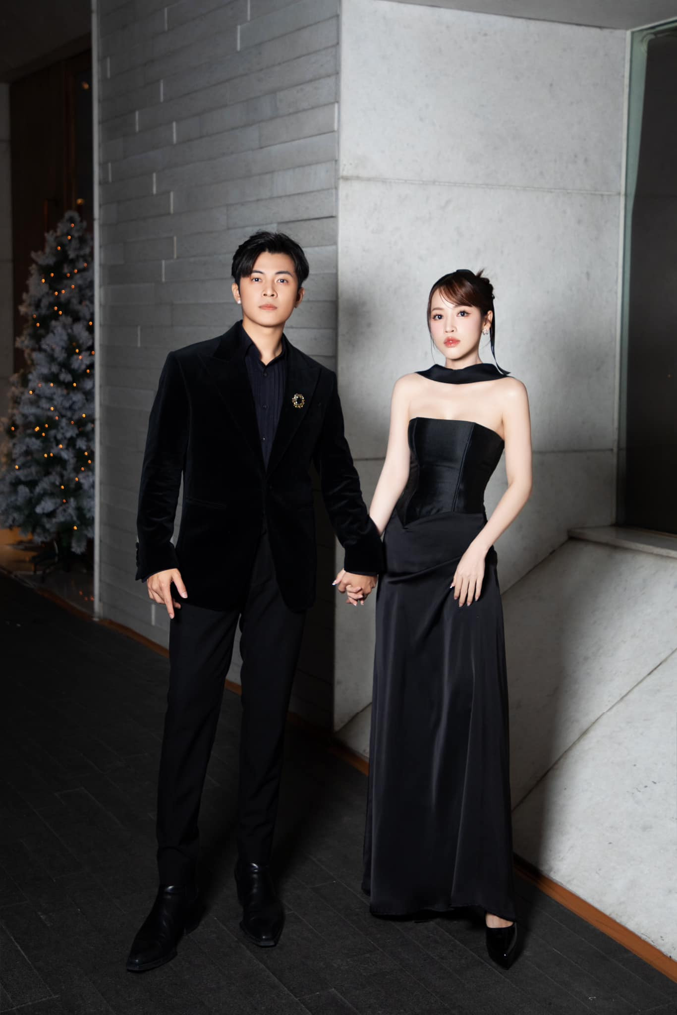 Nhiều khán giả bày tỏ sự ngưỡng mộ trước tình cảm của hai nghệ sĩ.