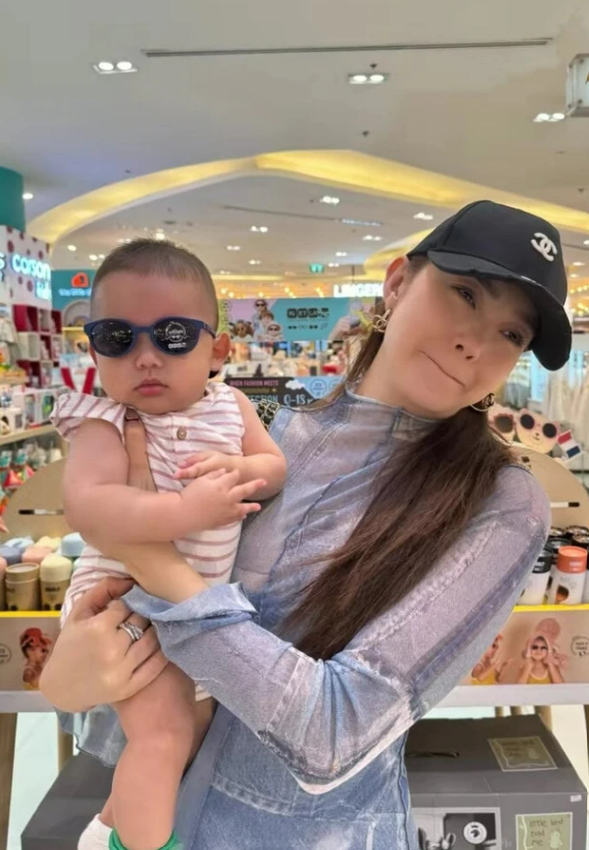 Biểu cảm nhóc tì mỗi khi đi chơi cũng khiến mẹ không thể nhịn cười. Biểu cảm nhóc tì mỗi khi đi chơi cũng khiến mẹ không thể nhịn cười.