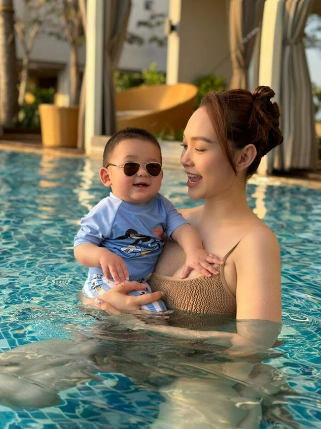 Cậu nhóc nhà Minh Hằng sở hữu gương mặt được đánh giá là sao y bản chính từ bố. Cậu nhóc nhà Minh Hằng sở hữu gương mặt được đánh giá là sao y bản chính từ bố.