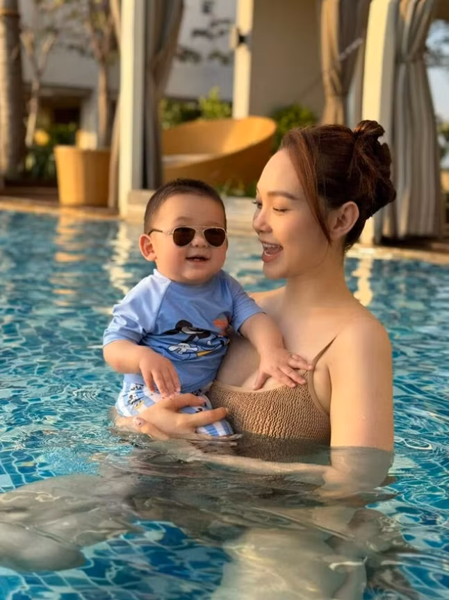 Cậu nhóc nhà Minh Hằng sở hữu gương mặt được đánh giá là sao y bản chính từ bố.