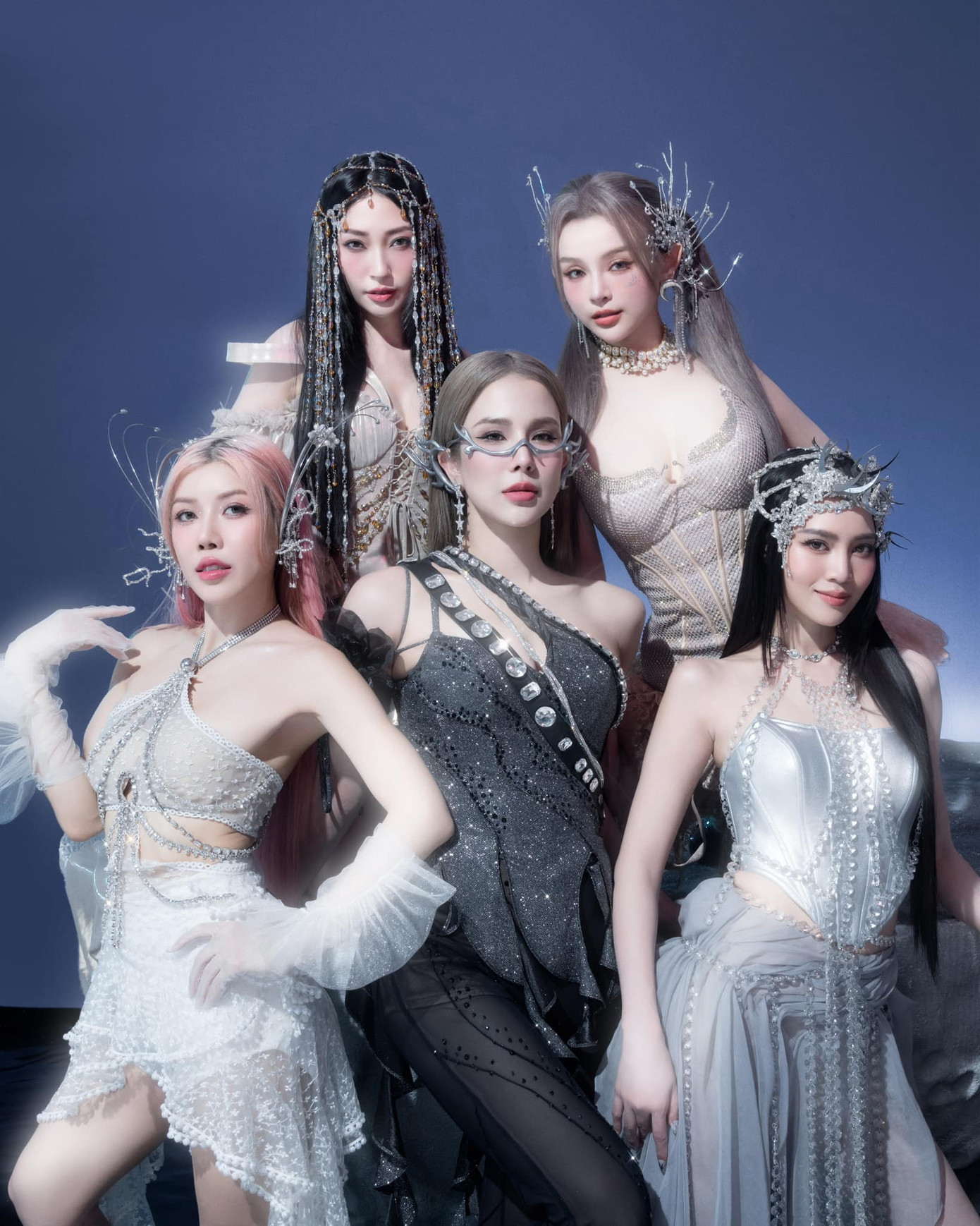 5 nghệ sĩ tài năng và xinh đẹp hứa hẹn sẽ tạo nên một nhóm nhạc thật bùng nổ.