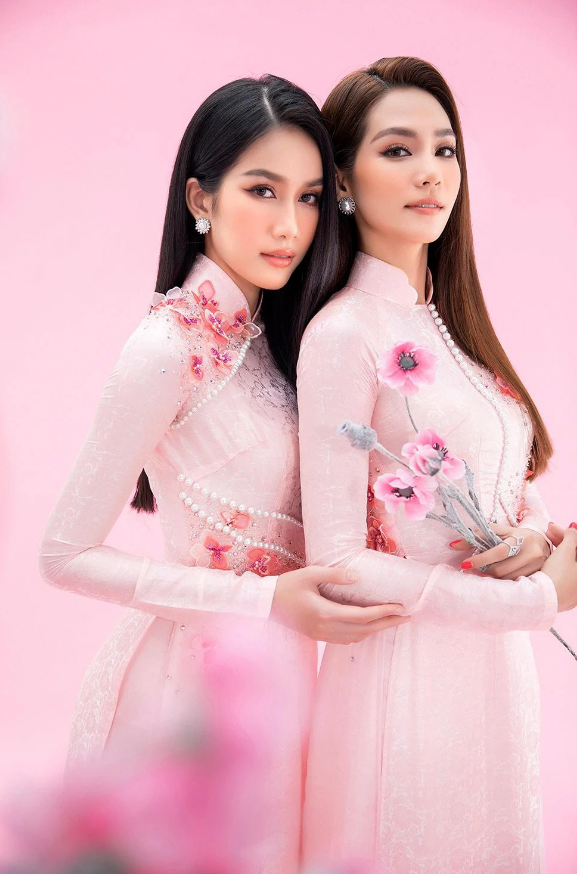 Á hậu Phương Anh đọ sắc cùng Miss International 2019 Sireethorn Leearamwat trong tà áo dài truyền thống khiến người hâm mộ sắc đẹp say đắm.