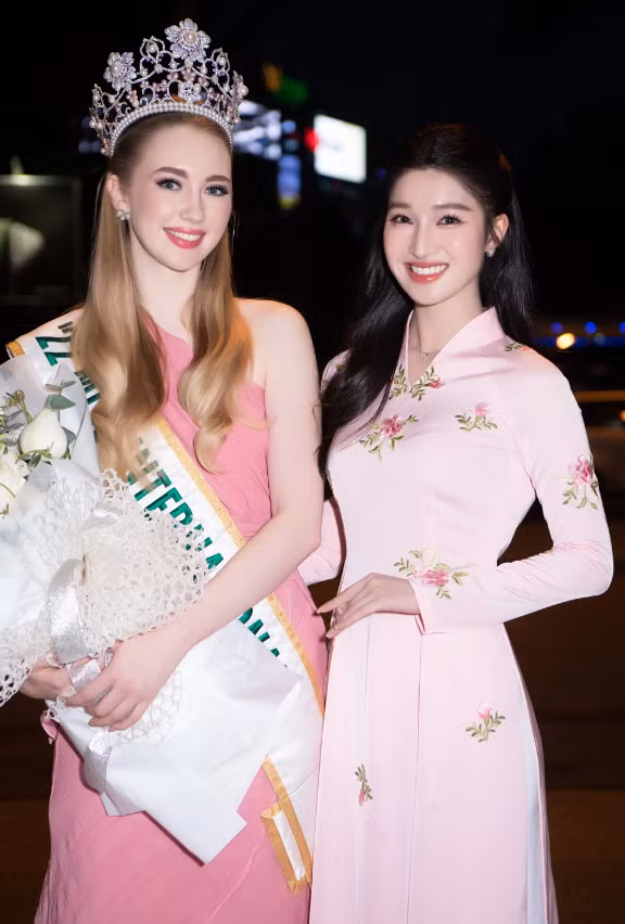 Hình ảnh Hoa hậu Jasmin Selberg "đọ sắc" với Á hậu Phương Nhi nhận được nhiều lời khen. Hình ảnh Hoa hậu Jasmin Selberg "đọ sắc" với Á hậu Phương Nhi nhận được nhiều lời khen.