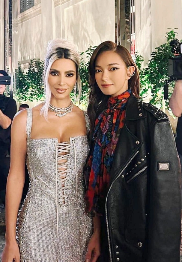 Châu Bùi khi chung khung hình với Kim Kardashian vẫn được netizen khen ngợi hết lời.