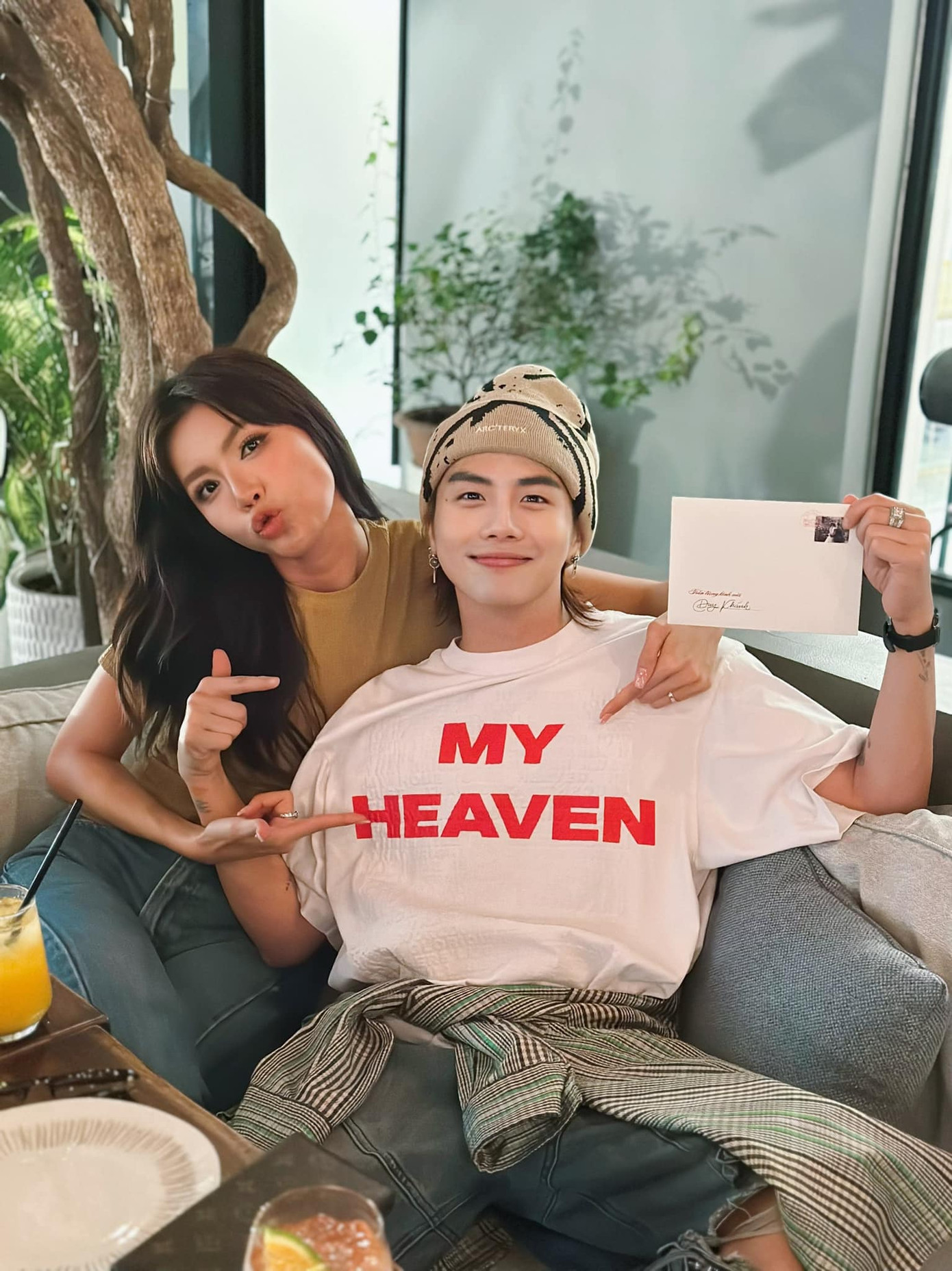 Duy Khánh hào hứng khi được đích thân cô dâu - chú rể mời đi ăn để trao thiệp tận tay.