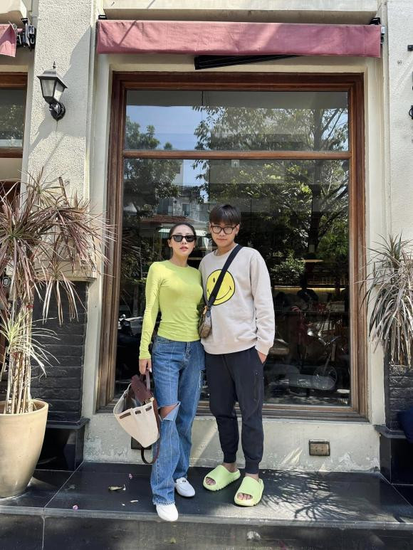 Em trai dành trọn sự ủng hộ cho Văn Mai Hương khi cô bước chân vào hoạt động âm nhạc.