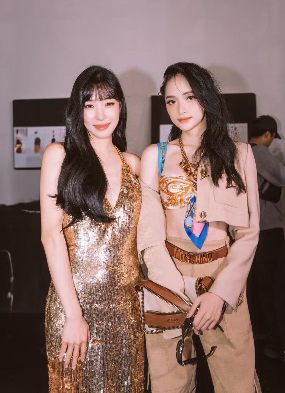 Đứng chung khung ảnh với ca sĩ Tiffany Young, Hoa hậu Hương Giang được khen trông như thành viên thứ 10 của nhóm nhạc SNSD. Đứng chung khung ảnh với ca sĩ Tiffany Young, Hoa hậu Hương Giang được khen trông như thành viên thứ 10 của nhóm nhạc SNSD.