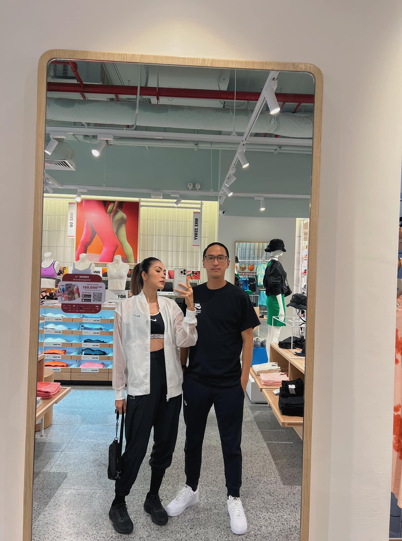 Ngoài phong cách nhã nhặn, Hà Tăng cũng chịu khó "đổi gió" với kiểu phối đồ năng động. Ngoài phong cách nhã nhặn, Hà Tăng cũng chịu khó "đổi gió" với kiểu phối đồ năng động.