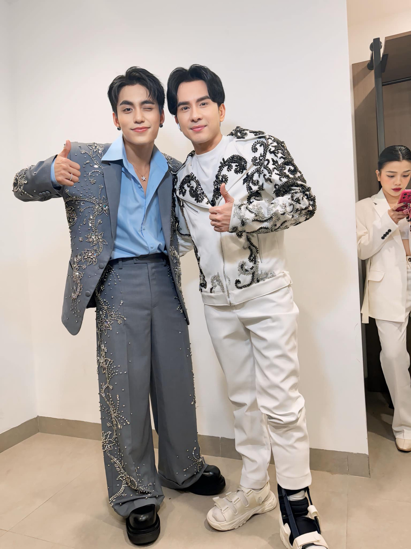 &quot;Chiến thần ngoại giao&quot; MONO lại vừa bổ sung thêm một bức ảnh vào bộ sưu tập ảnh &quot;nét đẹp lao động&quot; với các đồng nghiệp trong làng giải trí.