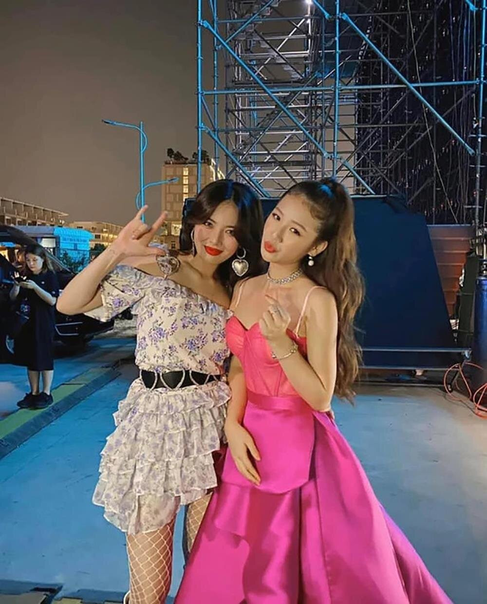 Mái tóc bồng bềnh giúp Amee thêm phần ấn tượng, nổi bật so với đàn chị HyunA.