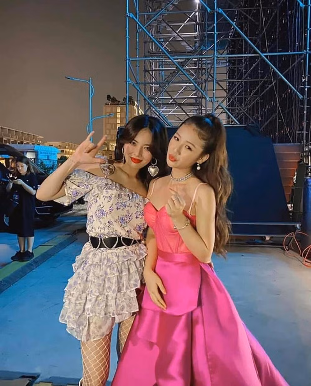 Mái tóc bồng bềnh giúp Amee thêm phần ấn tượng, nổi bật so với đàn chị HyunA. Mái tóc bồng bềnh giúp Amee thêm phần ấn tượng, nổi bật so với đàn chị HyunA.