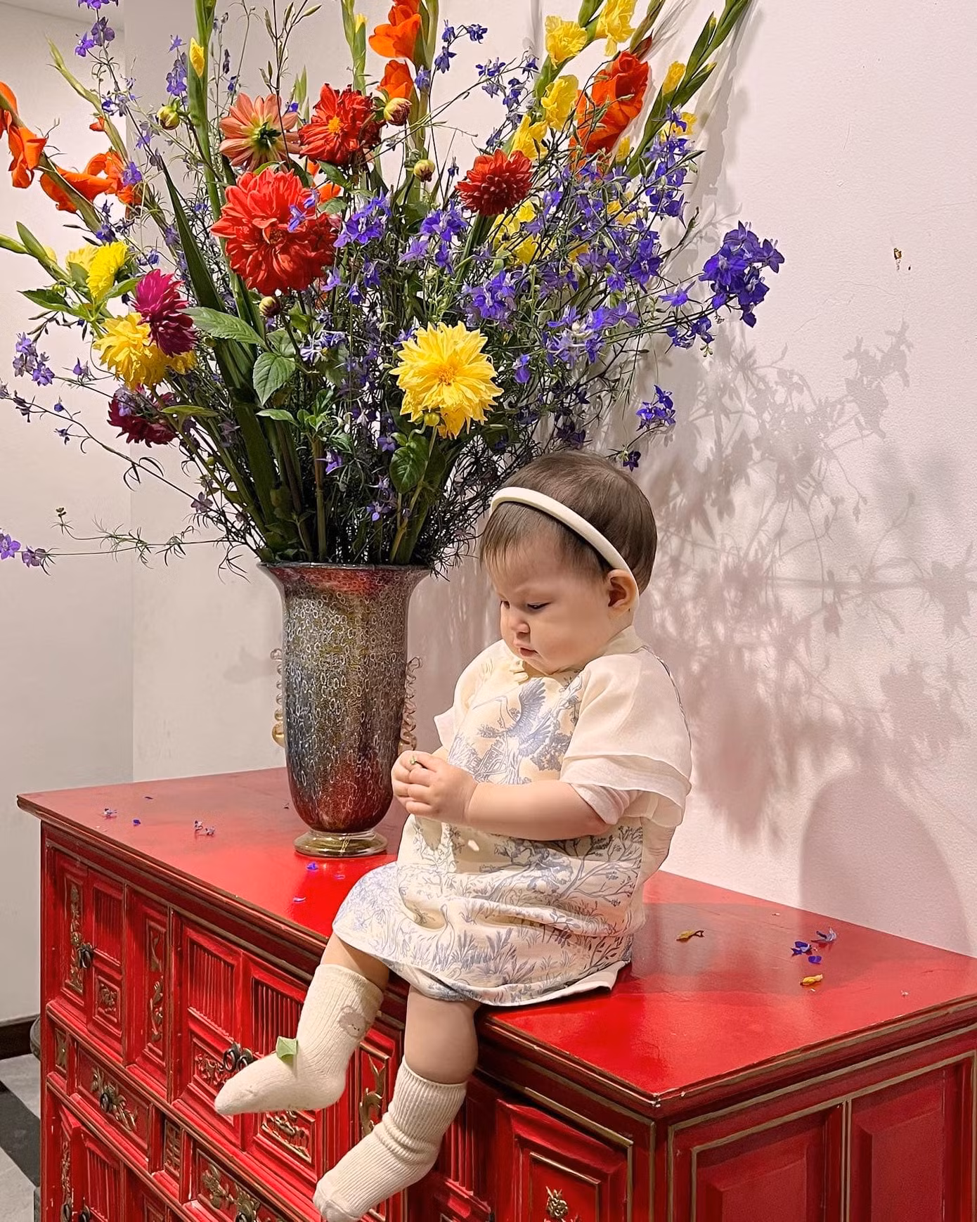 Mỗi dịp Tết đến, "thế lực nhí" Pamela đều được bố mẹ chọn cho trang phục chưng diện đồng điệu cùng cả nhà.