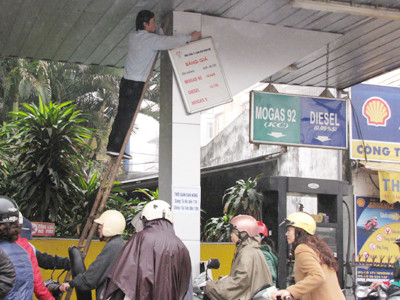 Nhân viên cây xăng 171 Trường Chinh đang thay bảng giá mới