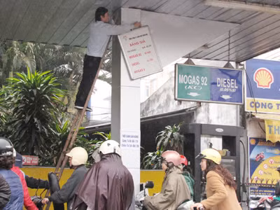 Nhân viên cây xăng 171 Trường Chinh (Hà Nội) đang thay bảng giá mới. Nhân viên cây xăng 171 Trường Chinh đang thay bảng giá mới