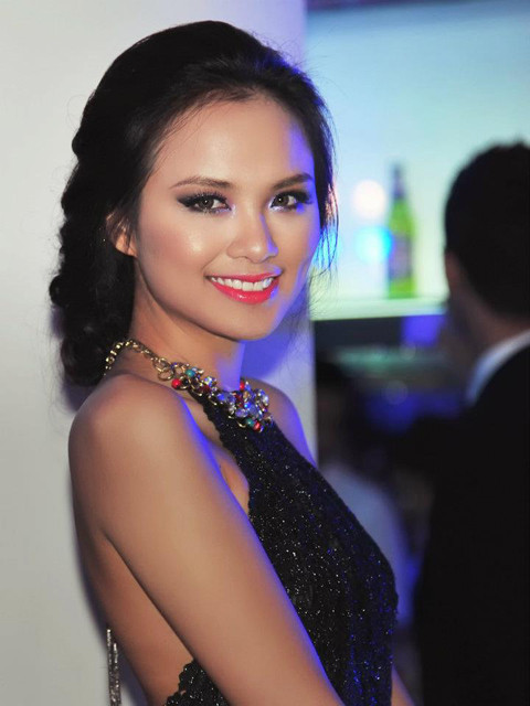 Hoa hậu Diễm Hương của Việt Nam cao 1m74, sở hữu số đo hình thể khá hoàn hảo 85-62-94 cùng gương mặt sáng và má lúm đồng tiền duyên dáng