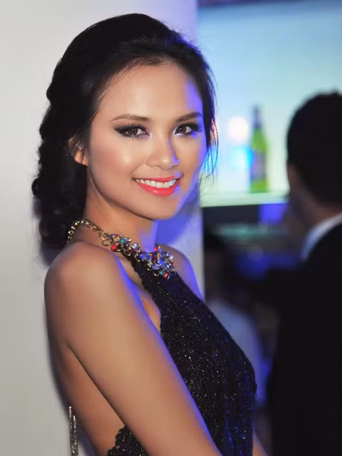 Hoa hậu Diễm Hương của Việt Nam cao 1m74, sở hữu số đo hình thể khá hoàn hảo 85-62-94 cùng gương mặt sáng và má lúm đồng tiền duyên dáng