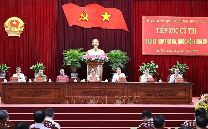 Thủ tướng Phạm Minh Chính và Đoàn đại biểu Quốc hội thành phố Cần Thơ tiếp xúc cử tri sau kỳ họp thứ ba Quốc hội khoá XV. Ảnh: Dương Giang/TTXVN